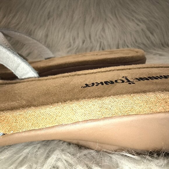 NIB Women's Minnetonka sunny leather flip flop thong sandals - Size 10 Narrow - Picture 3 of 8